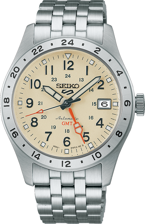 Zilveren horloge met een beige wijzerplaat, zwarte cijfers en een GMT-functie, voorzien van een stalen schakelband.