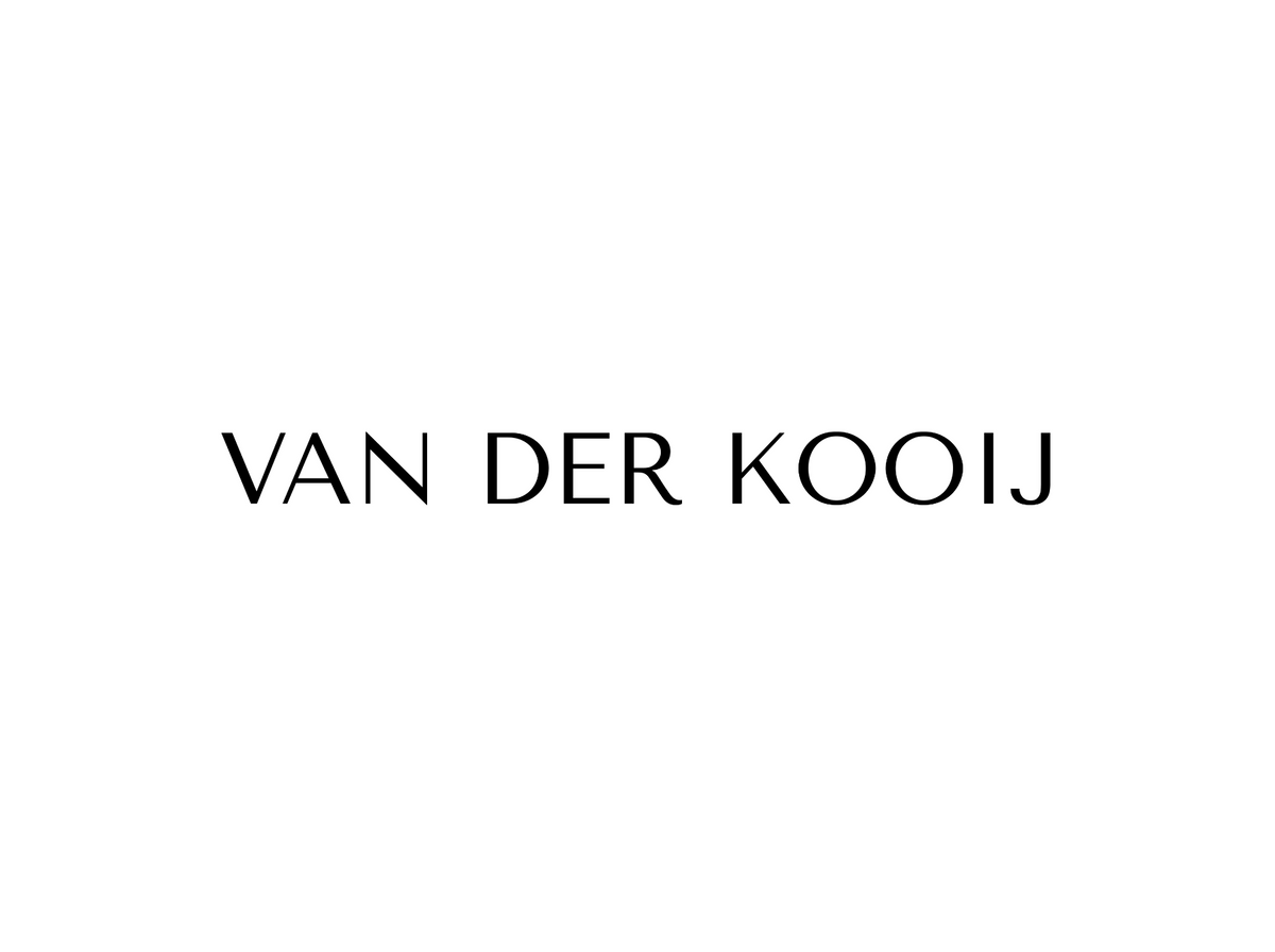 Cadeaukaart met de naam Van der Kooij in zwarte letters op een witte achtergrond.