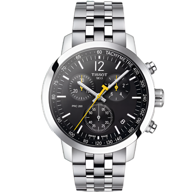 De Tissot PRC 200 Chronograph heeft een zilverkleurige roestvrijstalen armband, zwarte wijzerplaat, drie subdials, gele en witte wijzers, een tachymeter bezel en 20ATM waterdichtheid. Merk: Tissot.