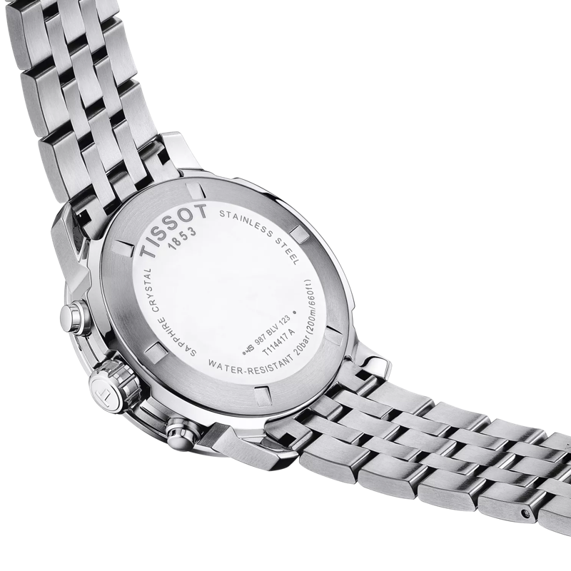 De roestvrijstalen Tissot PRC 200 Chronograph heeft een gegraveerde achterkant van de kast met Zwitsers quartz uurwerk, 20ATM waterbestendigheid, modeldetails en een metalen schakelarmband.