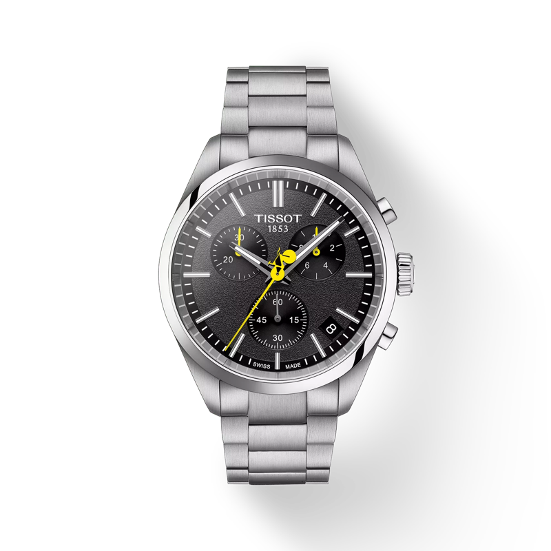 Zilveren chronograaf met zwarte wijzerplaat en gele accenten, voorzien van een stalen band.