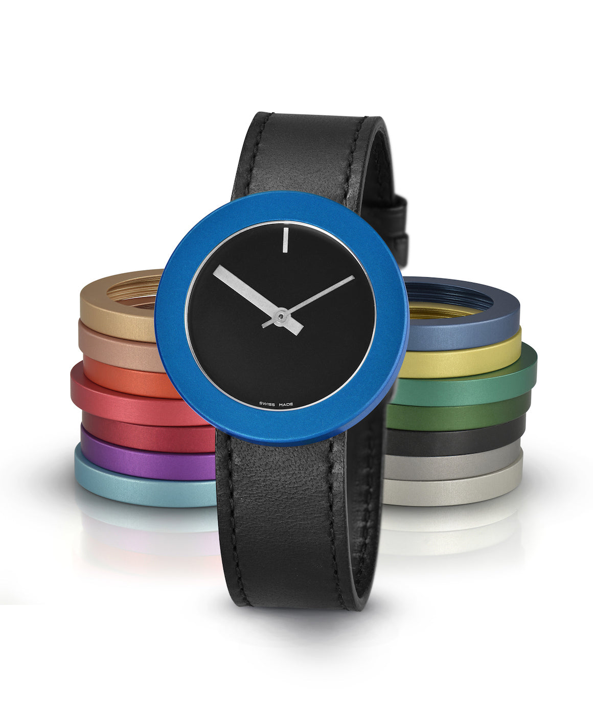 Zwart horloge met ronde wijzerplaat, blauwe bezel en leren band, omringd door kleurrijke verwisselbare ringen.