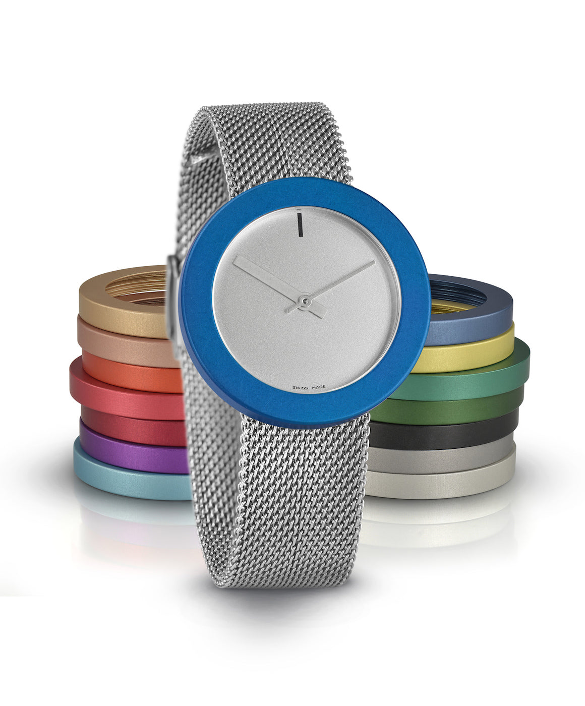 Zilveren horloge met mesh-band en blauwe bezel, voorzien van een minimalistische wijzerplaat.