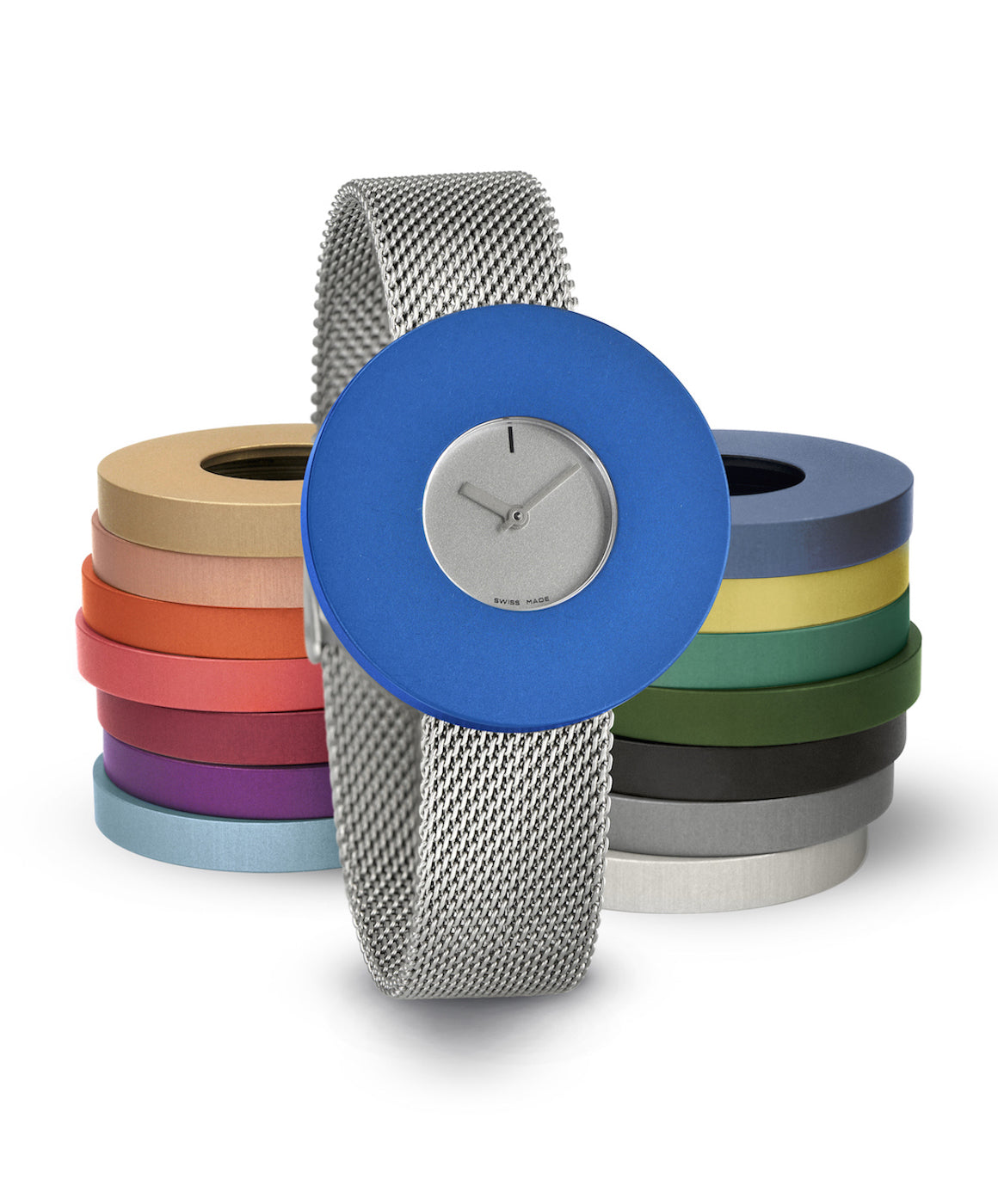 Zilveren horloge met blauwe wijzerplaat en mesh-band, omringd door kleurrijke horlogebanden.