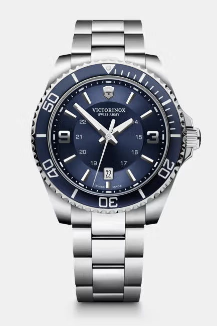 Zilveren horloge met blauwe wijzerplaat, datumweergave en metalen schakelband.