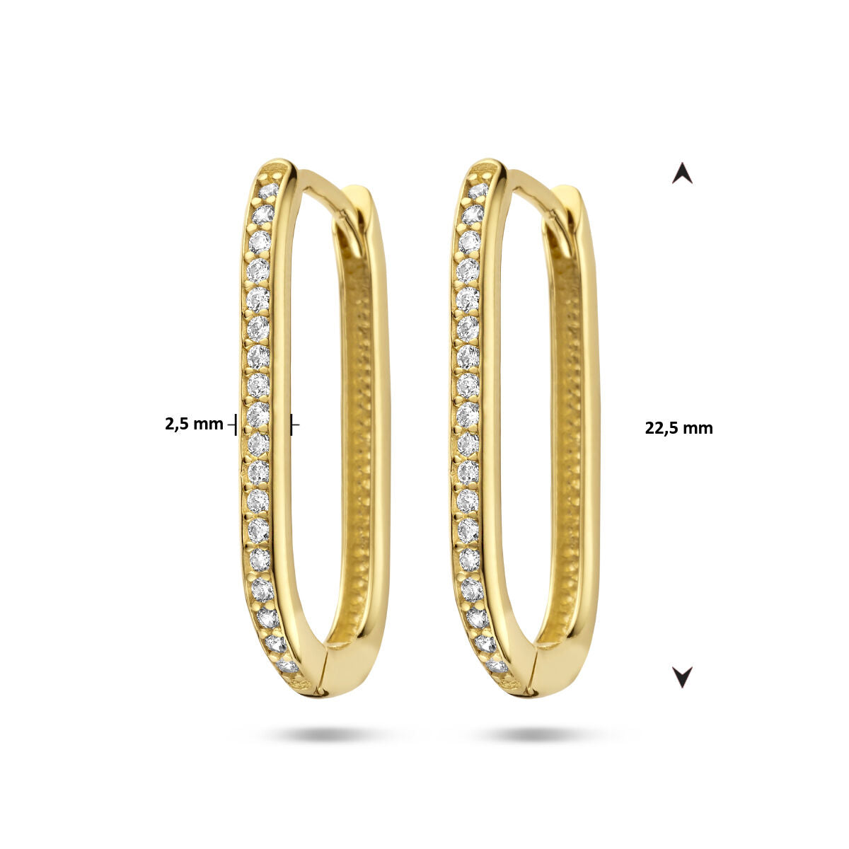 De Van der Kooij Collectie klapoorringen paperclip zirkonia 14K geelgoud zijn elegante dames oorbellen in een langwerpige ovale vorm met een rij witte zirkonia van 2,5 mm x 22,5 mm, afgebeeld op een witte ondergrond.
