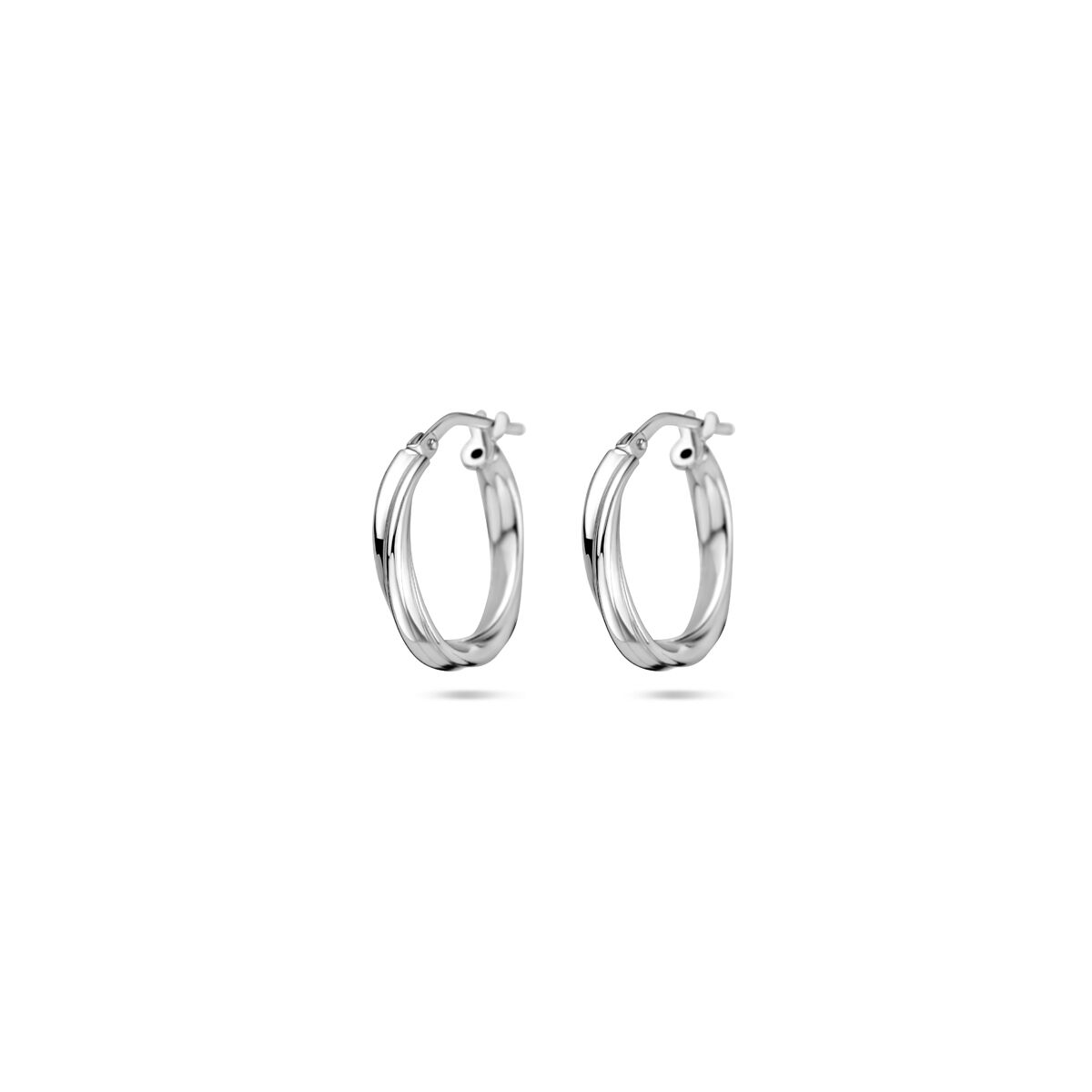 Gedraaide zilveren oorringen van 2,0 mm met een glanzende afwerking.