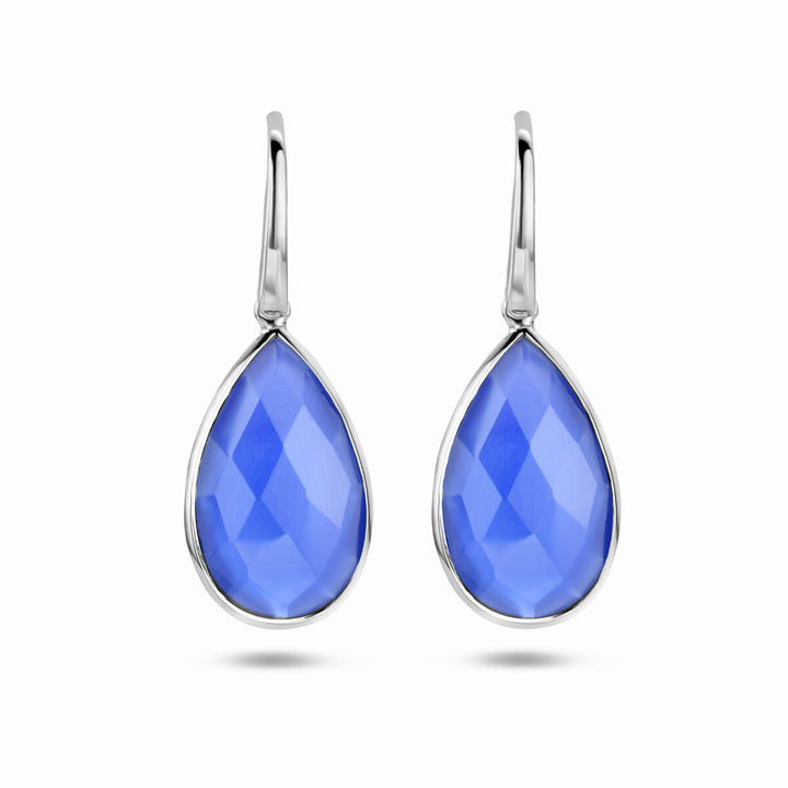Van der Kooij Collectie oorhangers lapis franse haak zilver gerhodineerd: stijlvolle oorbellen met grote, facetgeslepen, traanvormige lapis-blauwe stenen in een eenvoudige zetting, afgebeeld tegen een witte achtergrond.