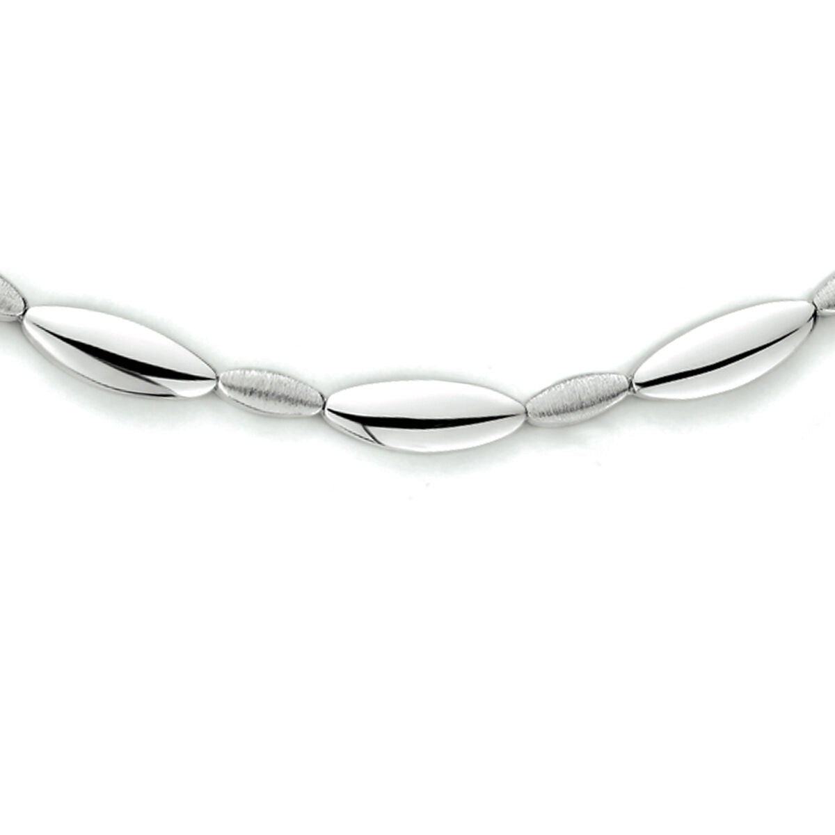Collier van gerhodineerd zilver met een combinatie van gepolijste en matte afwerkingen, 5,2 mm breed en 43 cm lang.