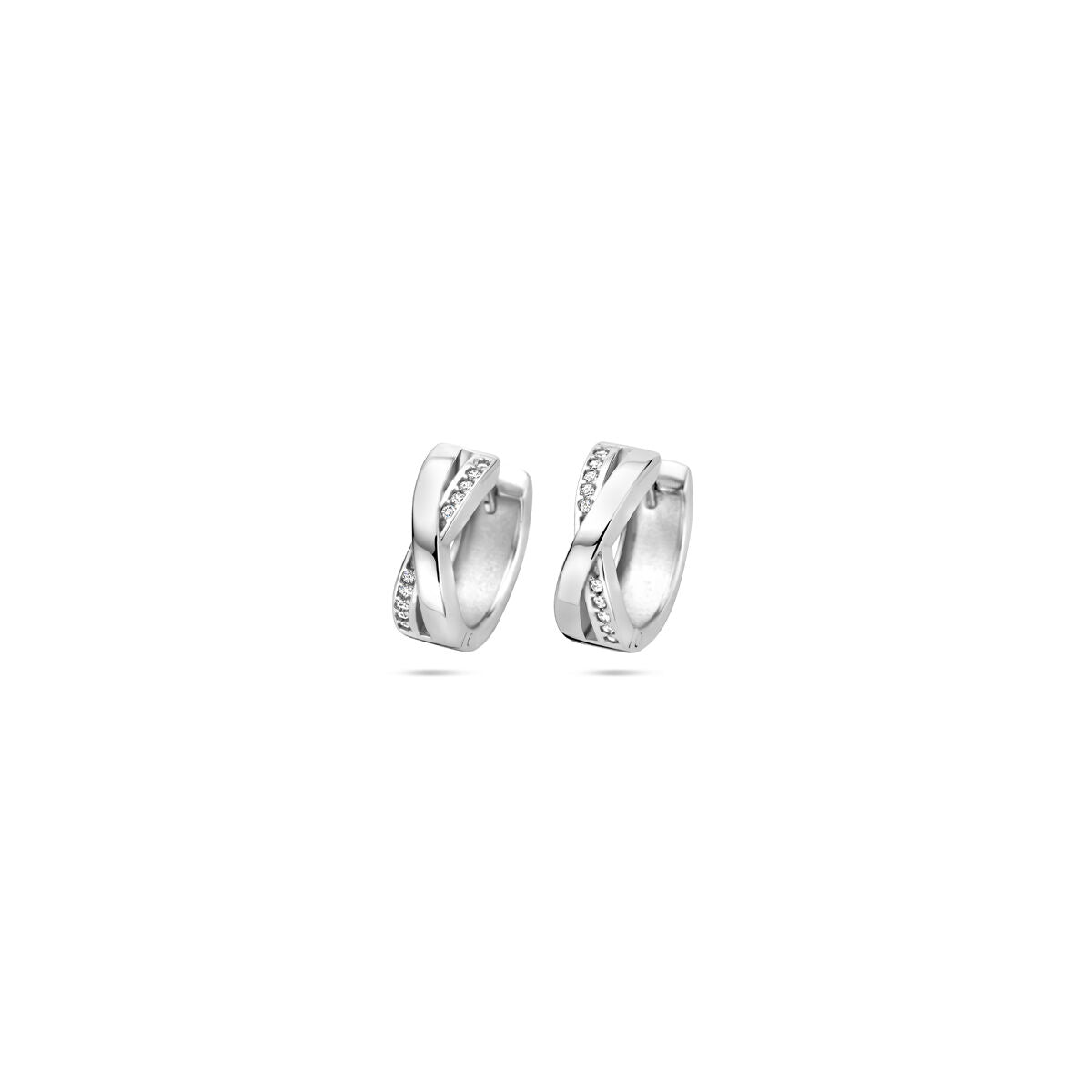 Zilveren klapoorringen van 13 mm met gerhodineerde afwerking en zirkonia steentjes.