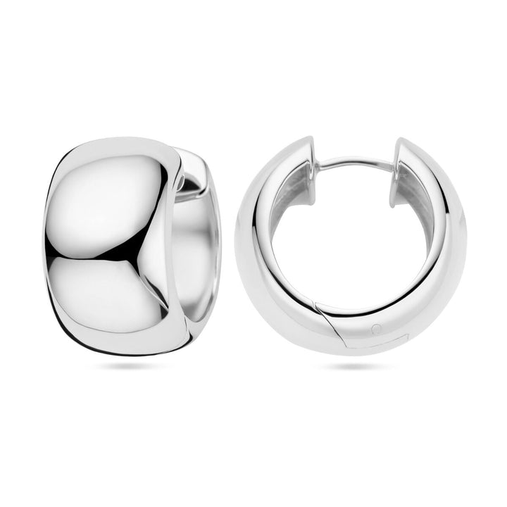 Een paar stevige, gepolijste klapoorringen zilver gerhodineerd van Van der Kooij Collectie worden vanaf de voor- en zijkant getoond tegen een effen witte achtergrond: stijlvolle damessieraden, perfect voor elke gelegenheid.