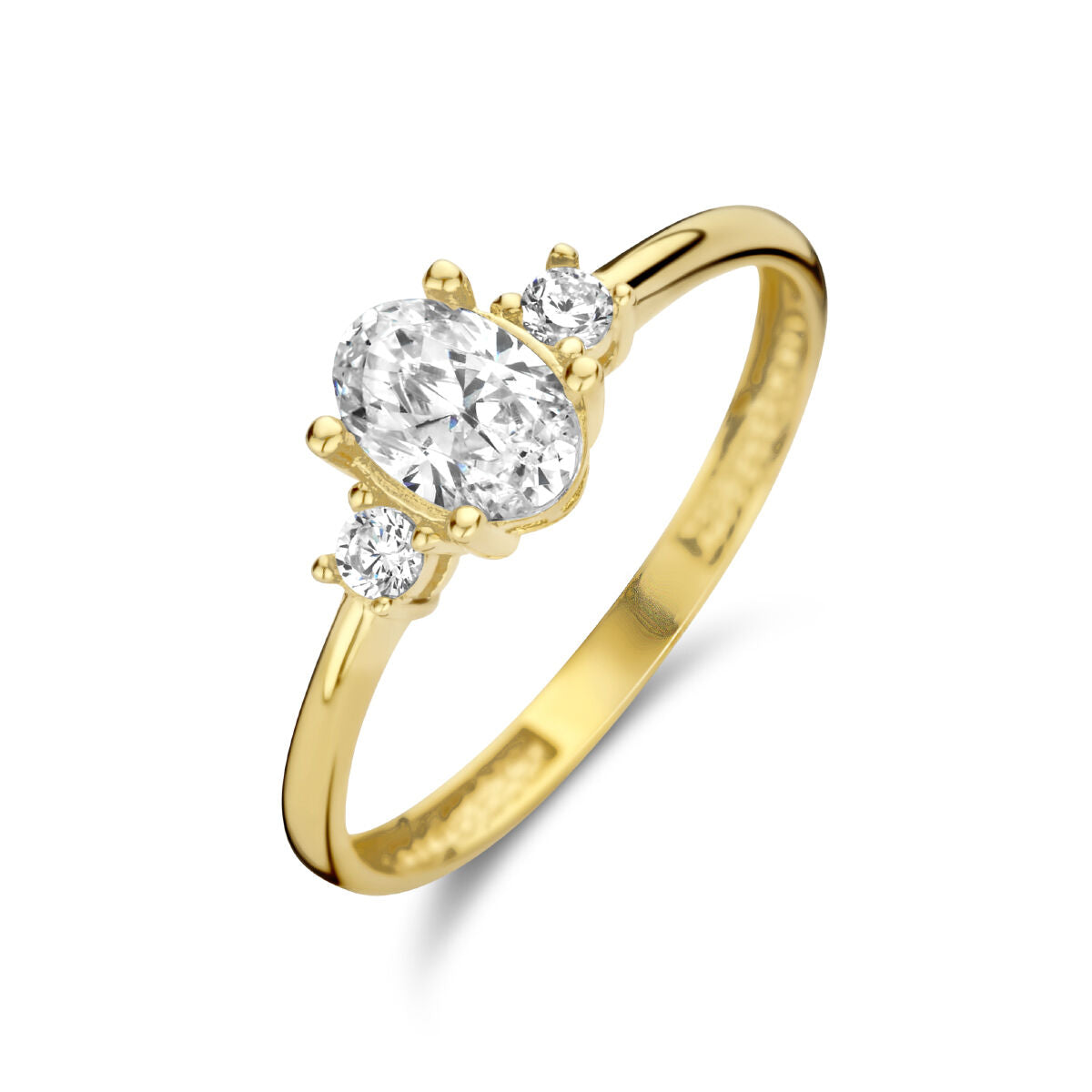 Een ring trilogie zirkonia 14K geelgoud uit de Van der Kooij Collectie, met een ovaalvormige centrale steen en twee kleinere zirkonia's aan elke zijde, schitterend gepresenteerd tegen een witte achtergrond.