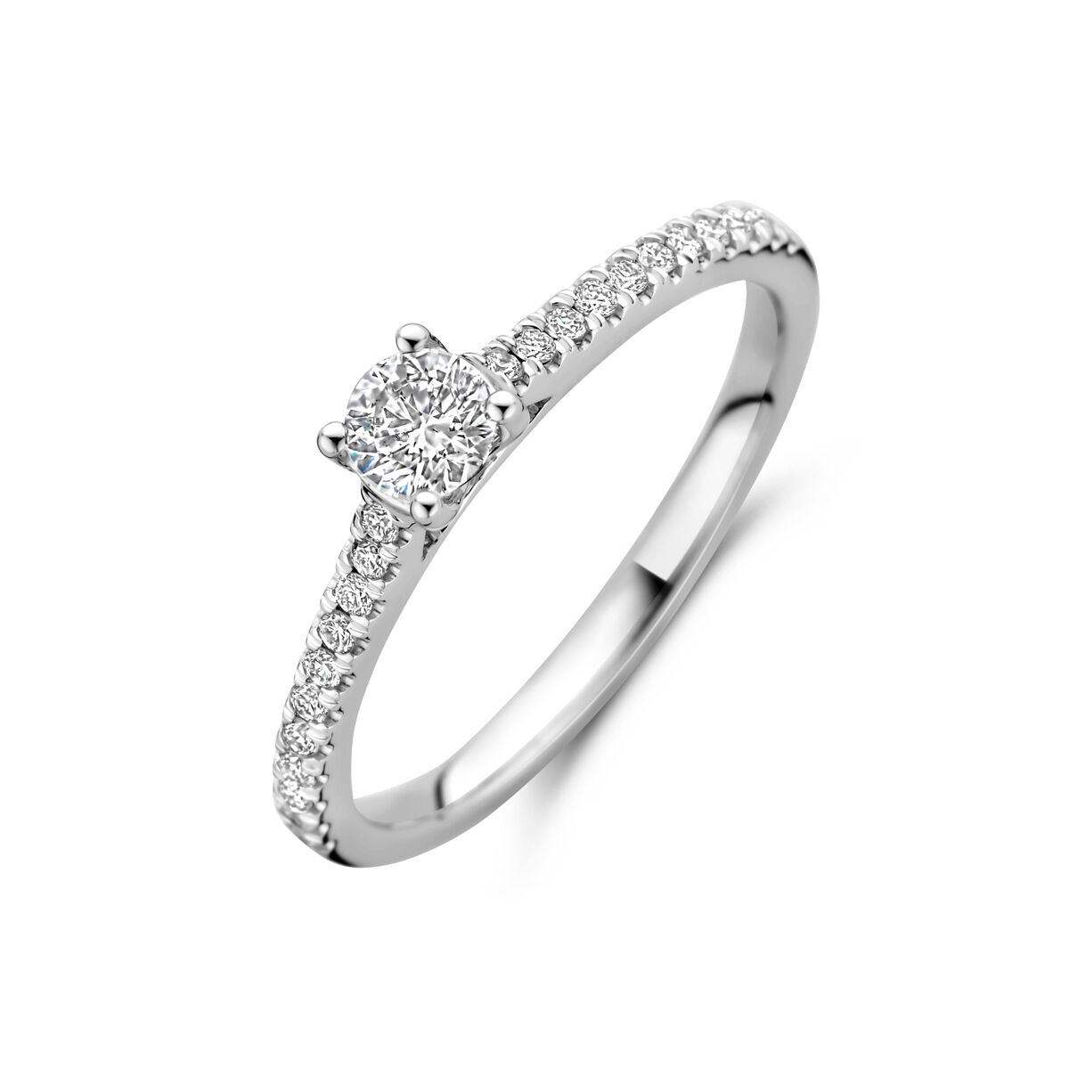 De Van der Kooij Collectie-ring is voorzien van een lab-grown diamant (H SI) van 0,39 karaat in 14 karaat witgoud, met kleinere diamanten op de band, tegen een witte achtergrond.