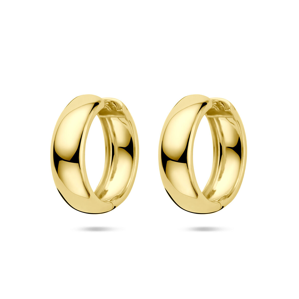 Vergulde zilveren oorringen van 925 zilver met een glanzende geelgouden afwerking en een ronde, brede vorm.