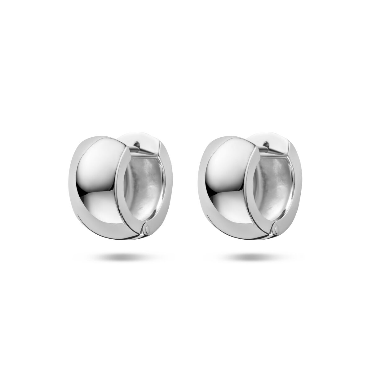 Klapoorringen van gerhodineerd zilver met een bolle, glanzende afwerking.