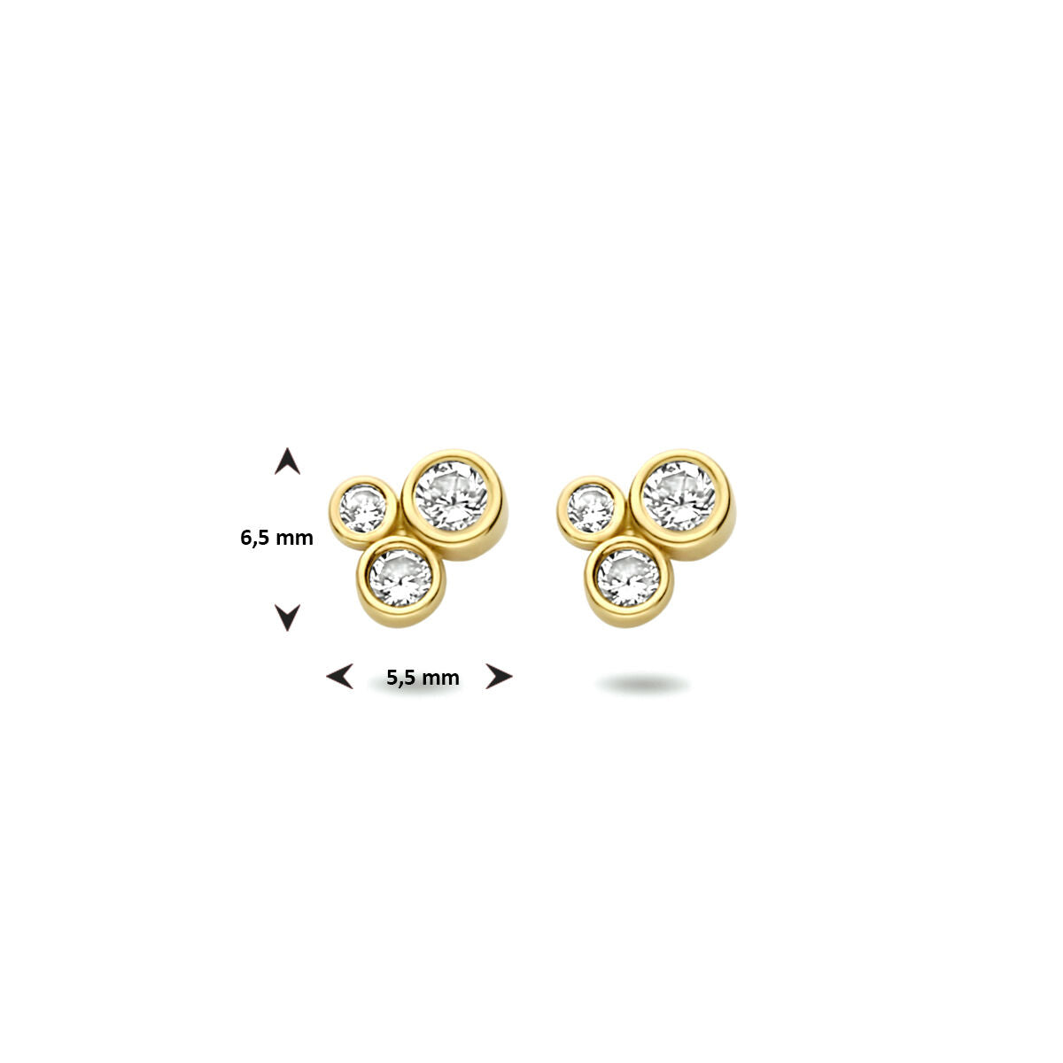 De oorknoppen zirkonia 14K geelgoud uit de Van der Kooij Collectie zijn 6,5 mm hoog en 5,5 mm breed, met per oorbel drie heldere zirkonia's in een elegante driehoek.