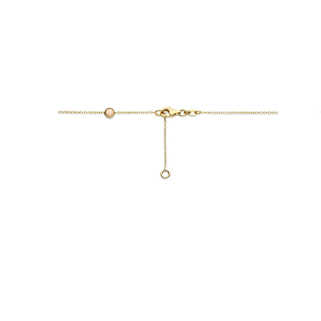 Een delicaat 14K geelgouden schakelarmbandje met karabijnsluiting en verstelbare lengte, met een klein rond bedeltje, geïnspireerd op de elegantie van het Van der Kooij Collectie collier roze robijn en roze opaal (42-45 cm).