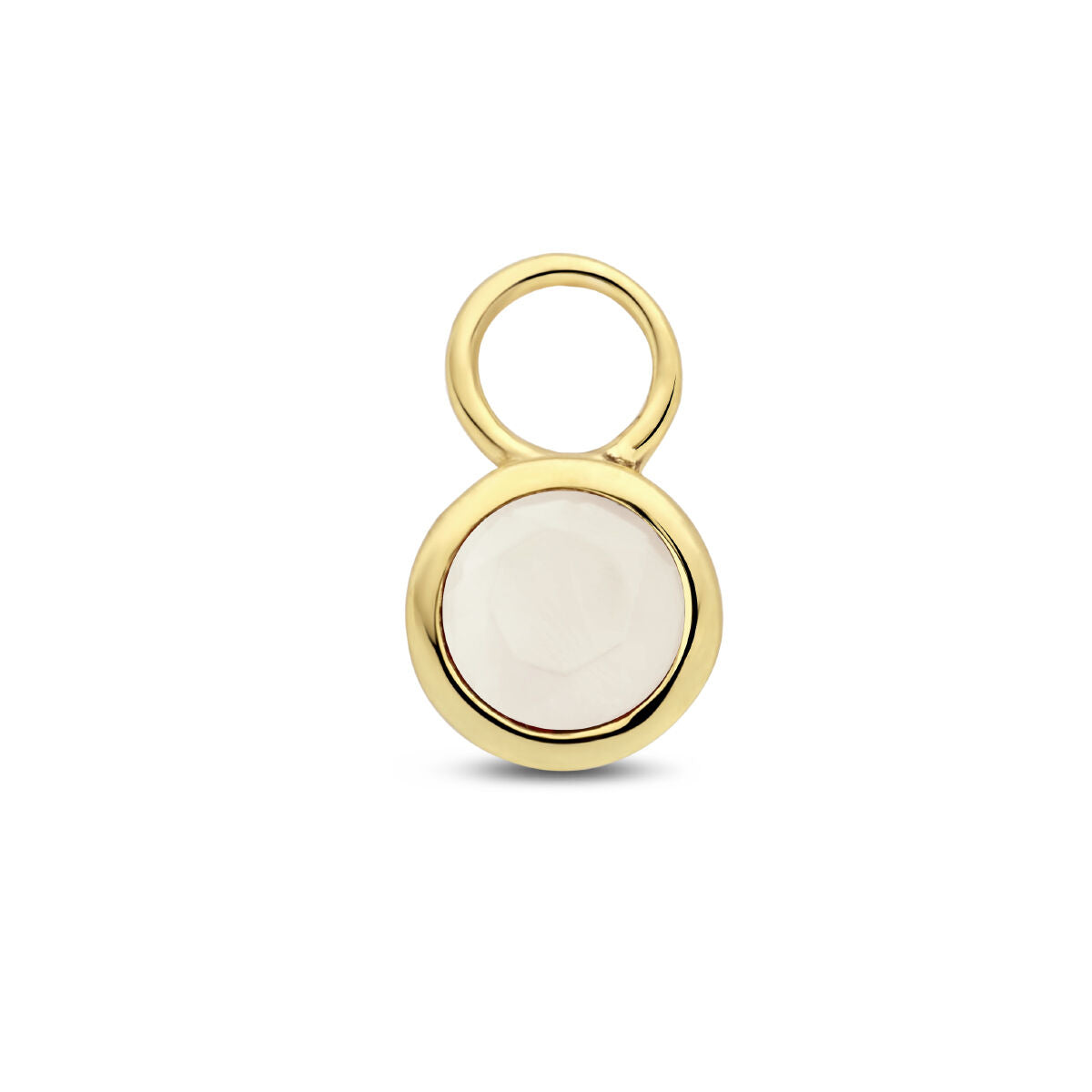 De oorringhanger maansteen per stuk 14K geelgoud van Van der Kooij Collectie heeft een gefacetteerde witte maansteen in een kleine ronde geelgouden zetting, tegen een effen witte achtergrond.