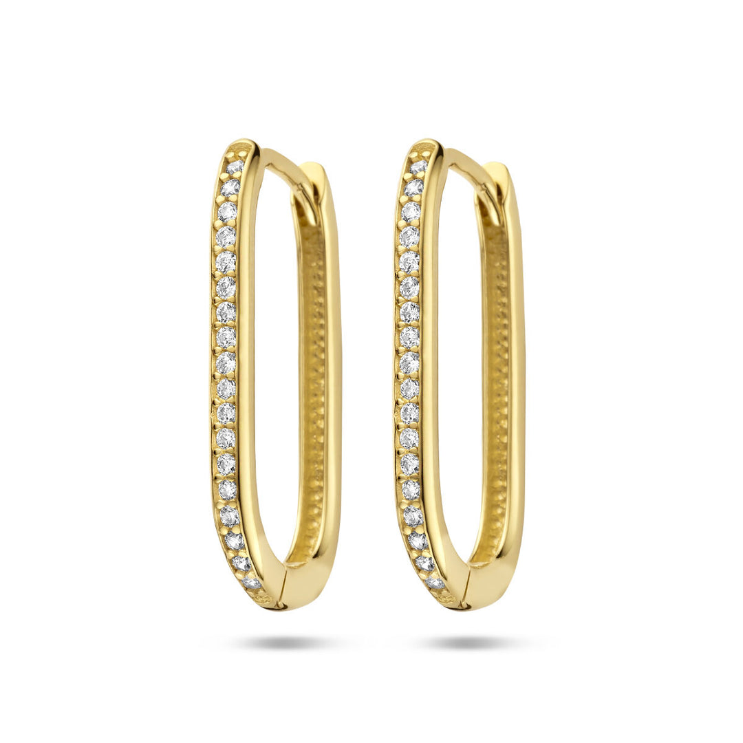 Een paar Van der Kooij Collectie klapoorringen paperclip zirkonia 14K geelgoud, elk bezet met fonkelende zirkonia steentjes langs de voorkant-elegante dames oorbellen uitgestald op wit, perfect voor elke gelegenheid.