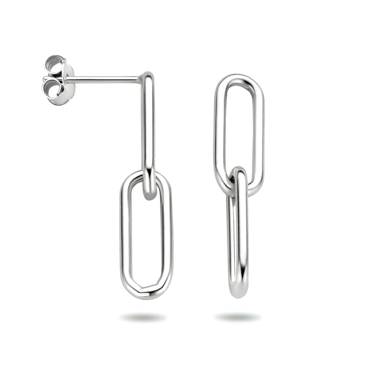 Een paar Van der Kooij Collectie oorhangers paperclip zilver gerhodineerd met twee in elkaar grijpende ovale schakels en een zichtbare stud achterkant, elegant gepresenteerd tegen een witte achtergrond.