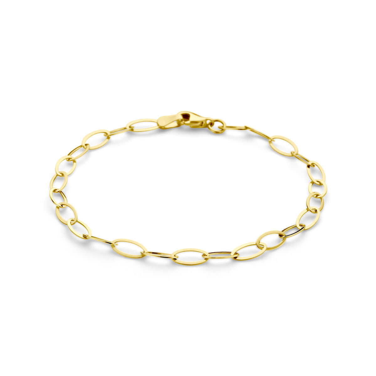 De Gouden armband dames 14K van Van der Kooij Collectie heeft delicate langwerpige ovale schakels en een karabijnsluiting, afgebeeld op een witte achtergrond - een elegante keuze voor elke gelegenheid.