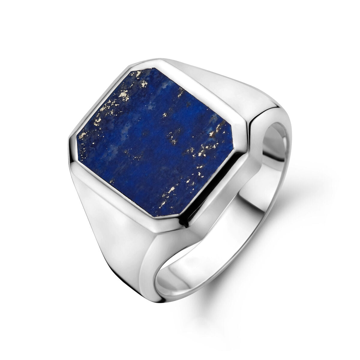 Massieve zilveren zegelring met gerhodineerde afwerking en een hexagonale lapis lazuli steen van 13 x 11 mm.