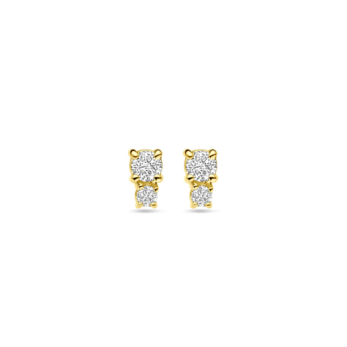 Oorknoppen van 18K geelgoud met twee diamanten van 0,13 ct, in totaal 0,26 ct, met een diameter van 5,5 mm.
