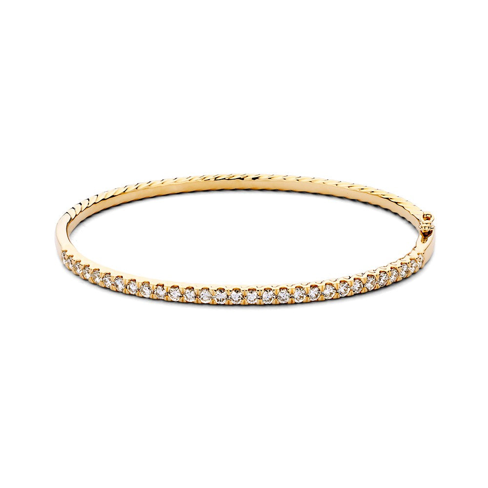 Geelgouden bangle met een rij van sprankelende diamanten, afgewerkt met een subtiele textuur.