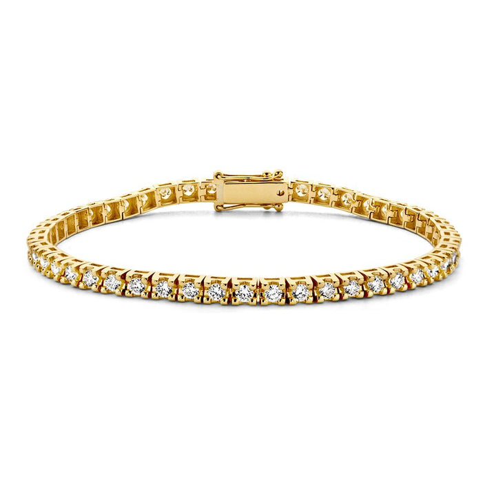 De Geelgouden Tennisarmband van Excellent Jewelry is een luxe damesarmband van 14 karaat goud met 3.00 karaat diamanten in chatonzetting en stevige sluiting.