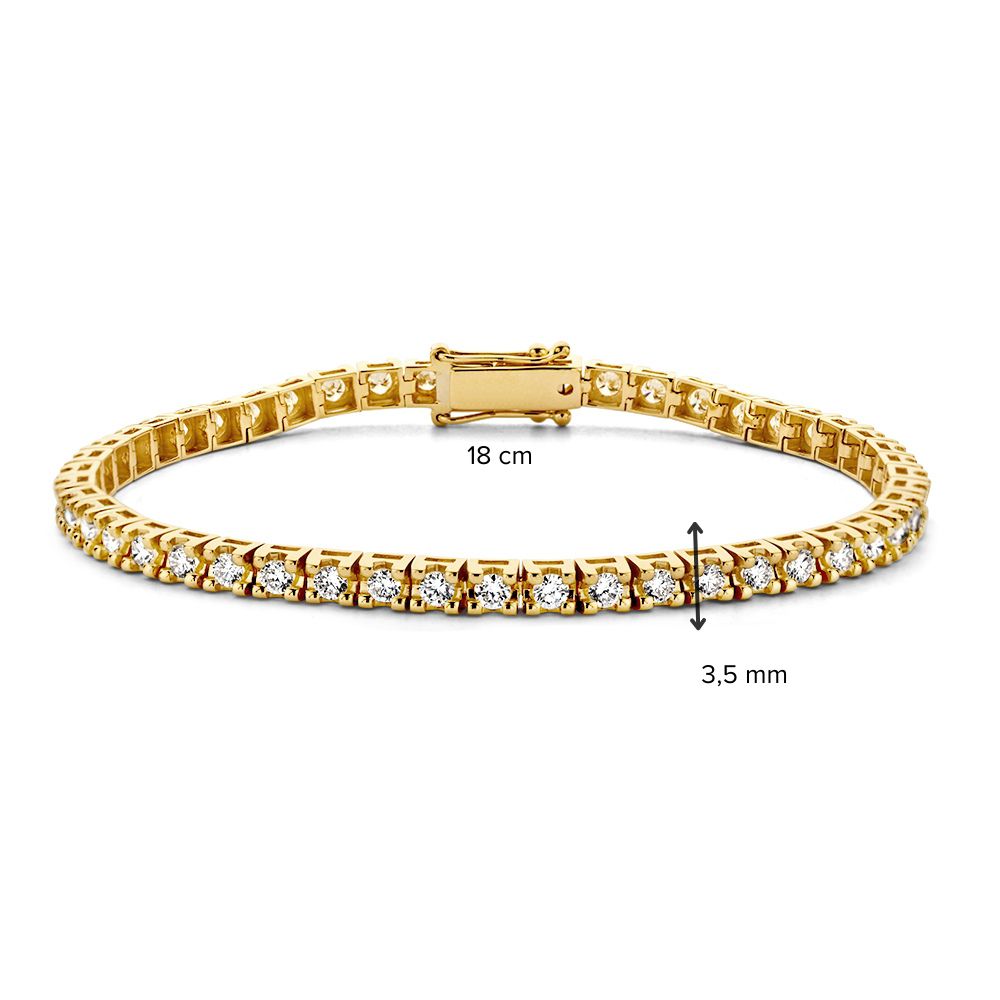 De Excellent Jewelry geelgouden tennisarmband voor dames is gemaakt van 14 karaat goud en heeft een chatonzetting met 3,00 karaat briljanten. De armband is 18 cm lang en 3,5 mm breed. Meetlabels en de sluiting zijn zichtbaar aan de bovenkant.