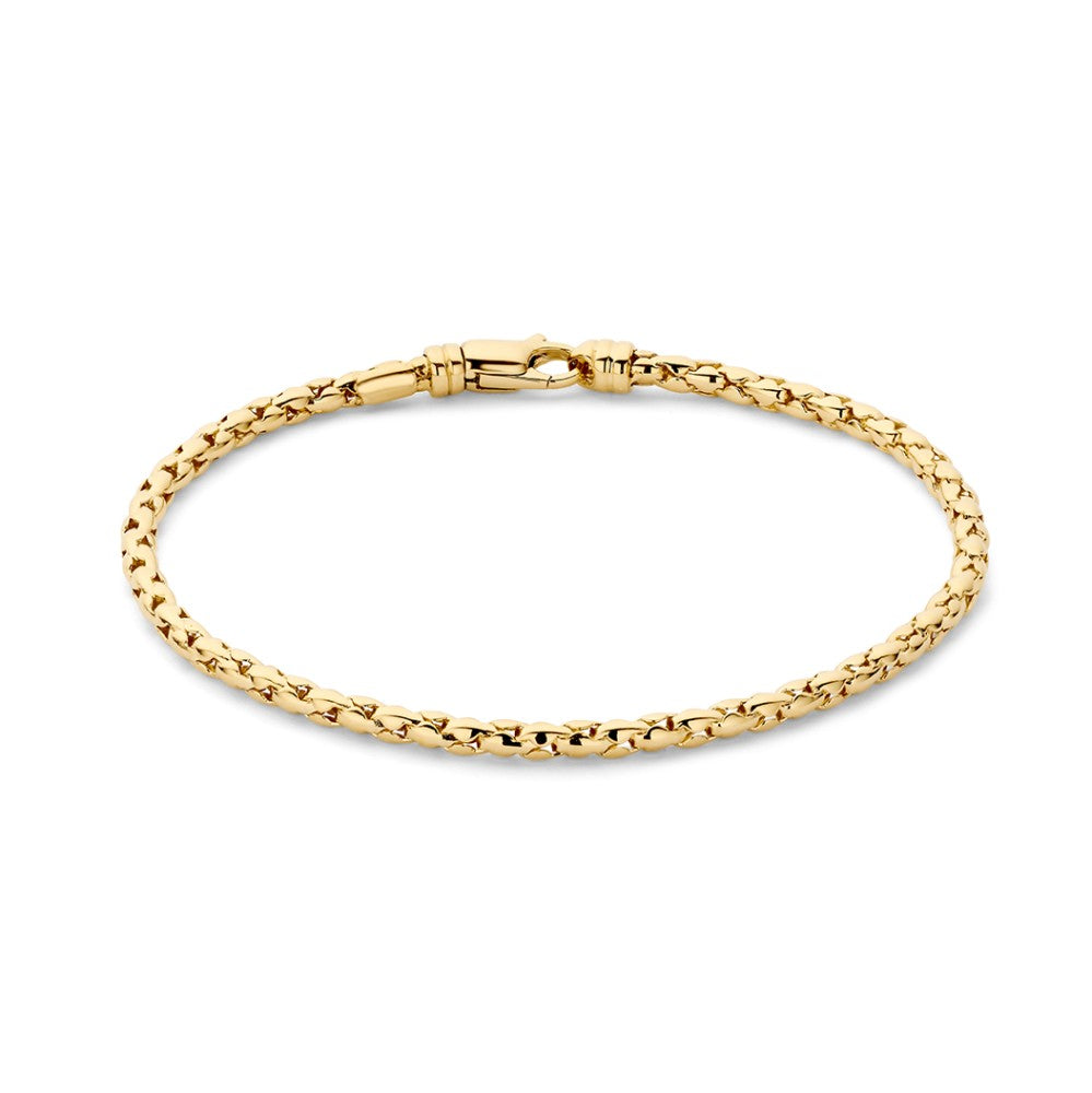 De Excellent Jewelry Armband geelgoud is een delicate 14 karaat goud schakelarmband met een karabijnsluiting en een ingewikkeld geweven ontwerp op een witte achtergrond.