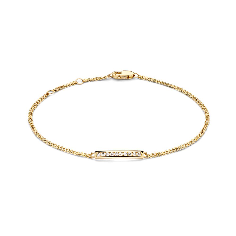 De Excellent Jewelry Geelgouden Armband met Diamanten 14 Karaat (0,12 crt - 18 cm) is een elegante & tijdloze sieraad met rechthoekige bar en fonkelende diamanten-perfect voor elke gelegenheid.