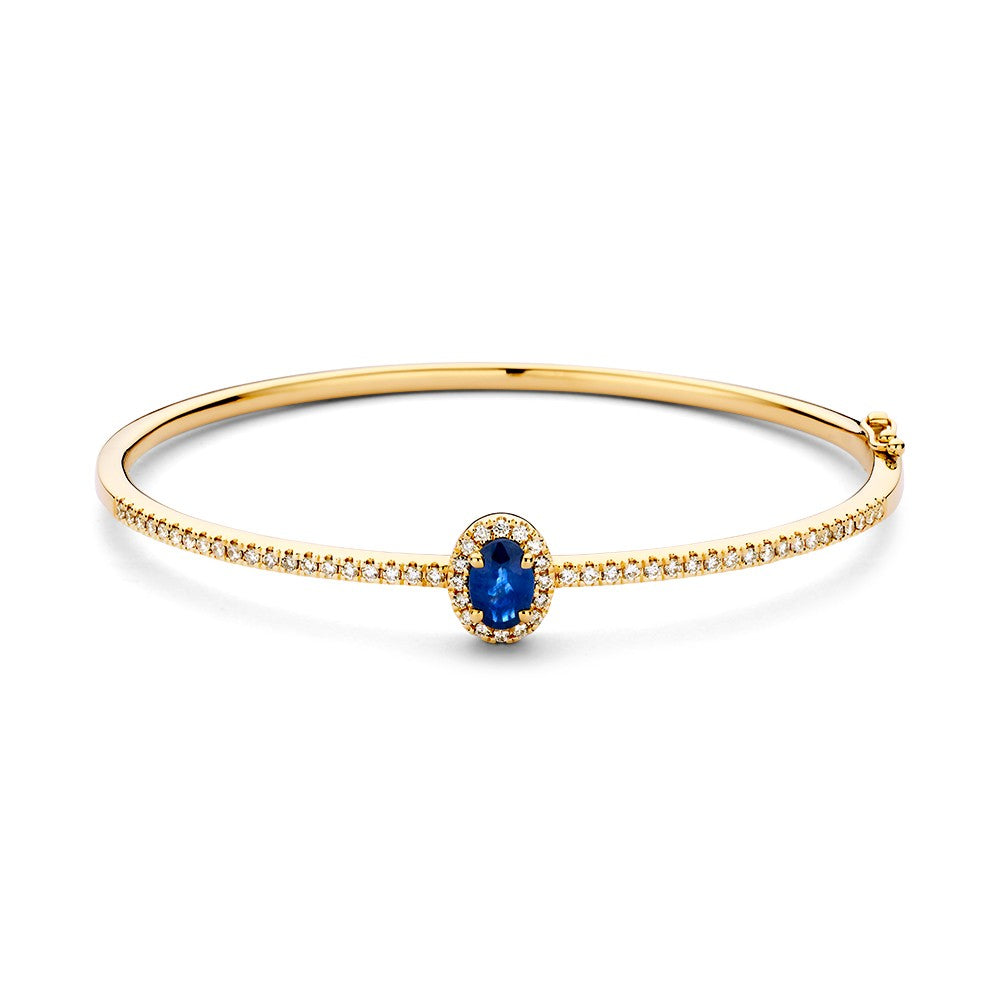 Gouden bangle met een ovale saffier omringd door diamanten, 14 karaat, met een glanzende afwerking.