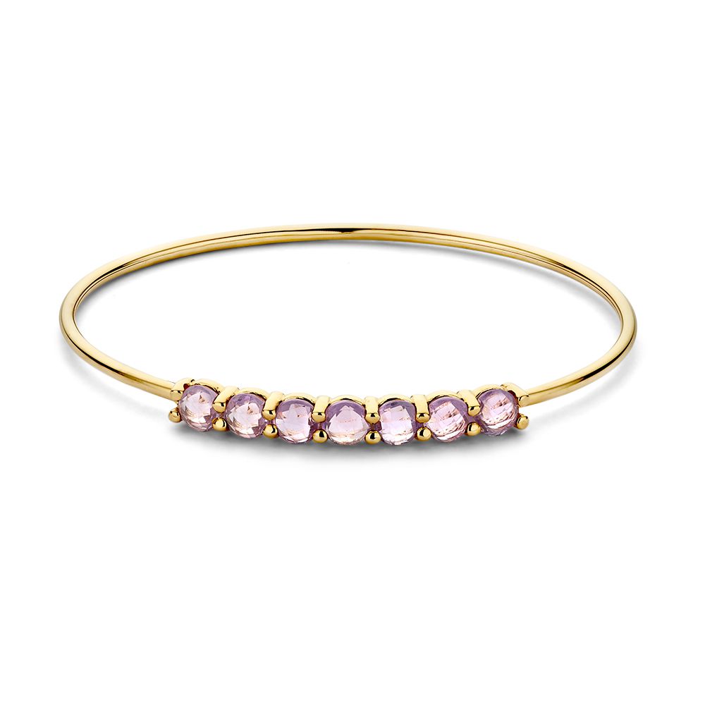 Gouden bangle met zeven gefacetteerde amethisten, 14 karaat, dunne band met een glanzende afwerking.