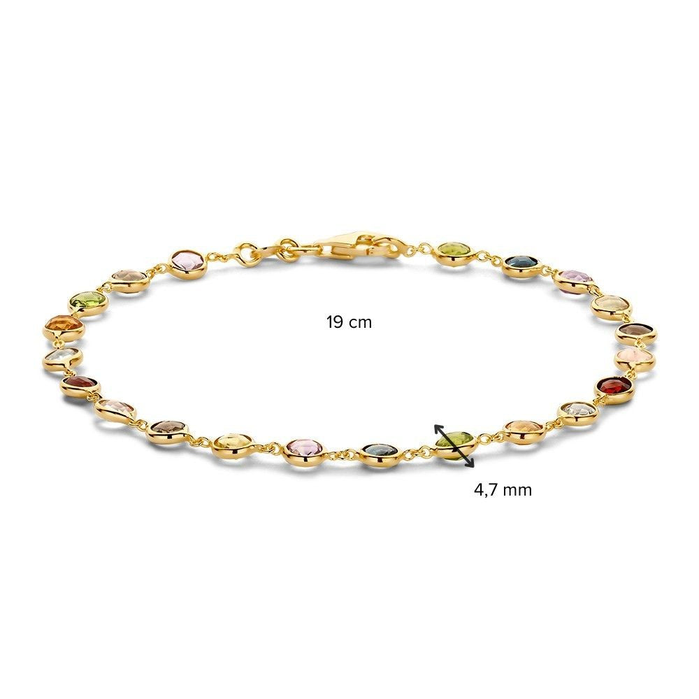 De Excellent Jewelry Armband geelgoud edelsteen is 19 cm lang en heeft multicolor edelstenen van 4,7 mm breed, gelijkmatig verdeeld voor een elegante, kleurrijke uitstraling.