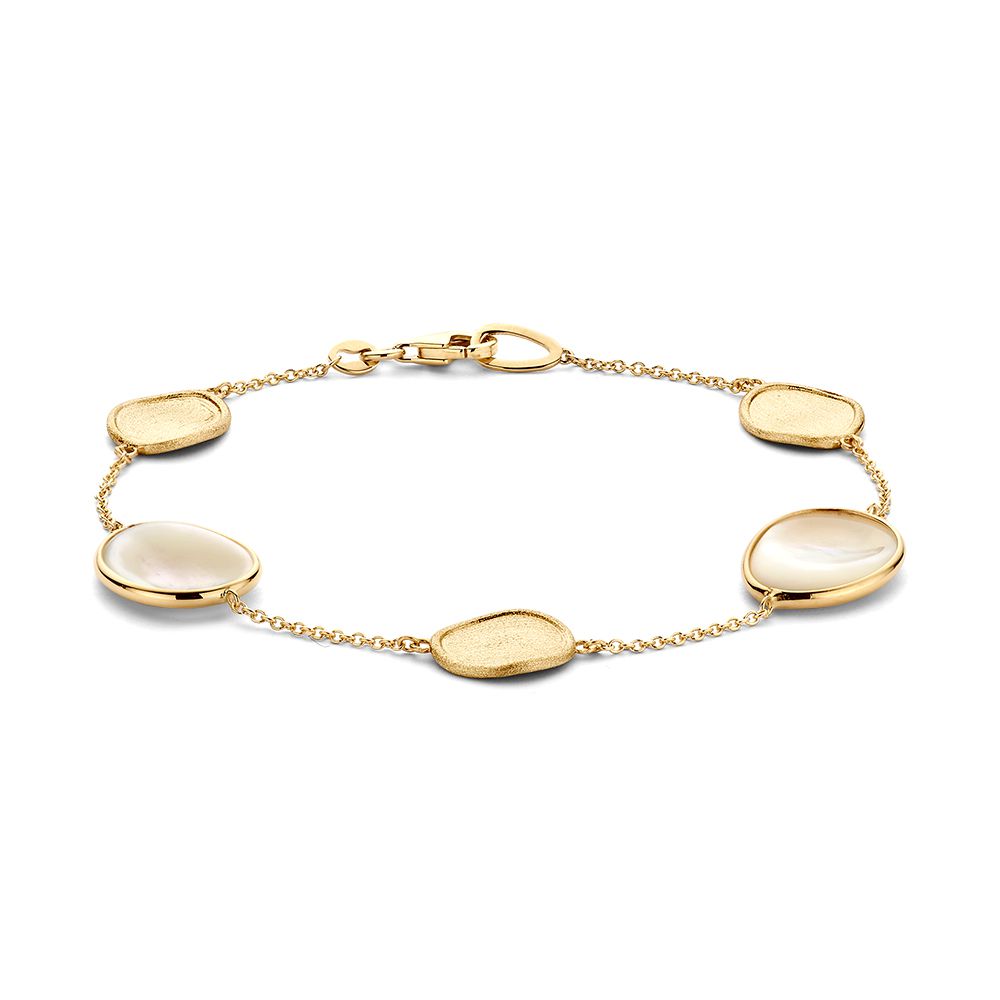 Geelgouden armband met parelmoeren elementen en gematteerde afwerking, voorzien van een sluiting.