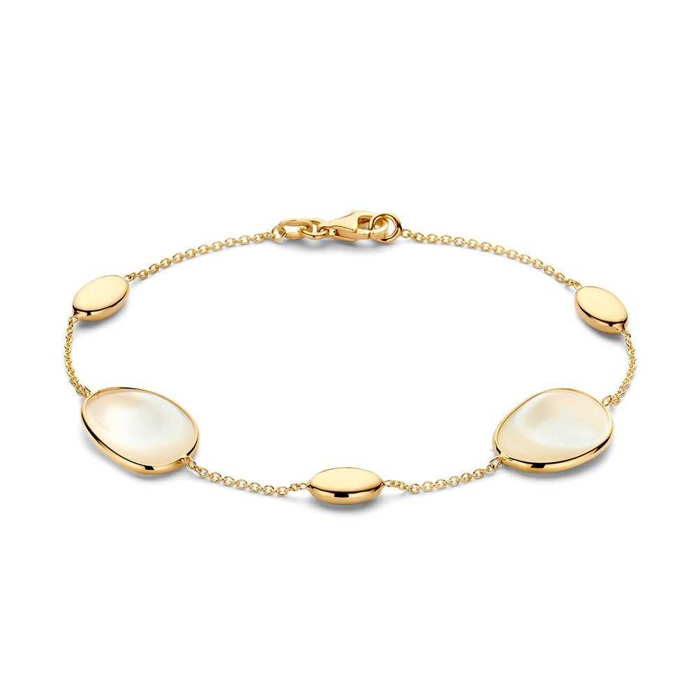 Geelgouden armband met parelmoer elementen, bestaande uit ovale en ronde schijfjes.