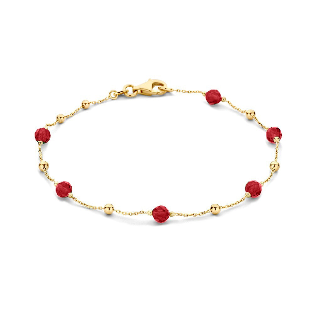Geelgouden armband met zirkonia en rode kralen, versierd met kleine gouden bolletjes.