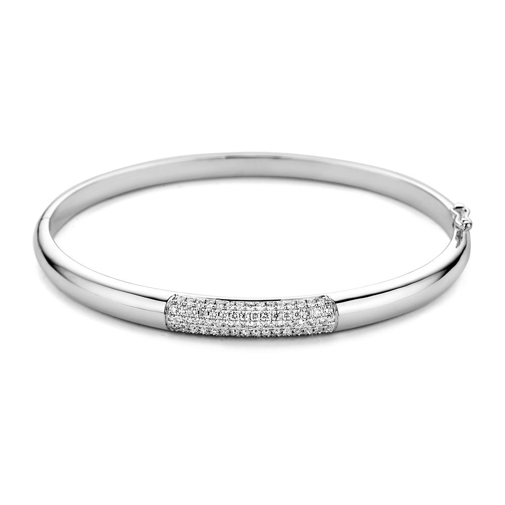 Witgouden armband met een gladde afwerking en een gedeelte bezet met diamanten.
