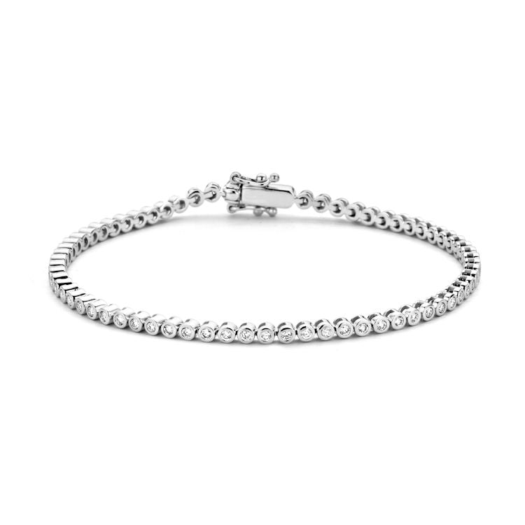 Witgouden tennisarmband met 69 briljanten, 1.02 crt, 14 karaat, met een gladde afwerking en een stevige sluiting.