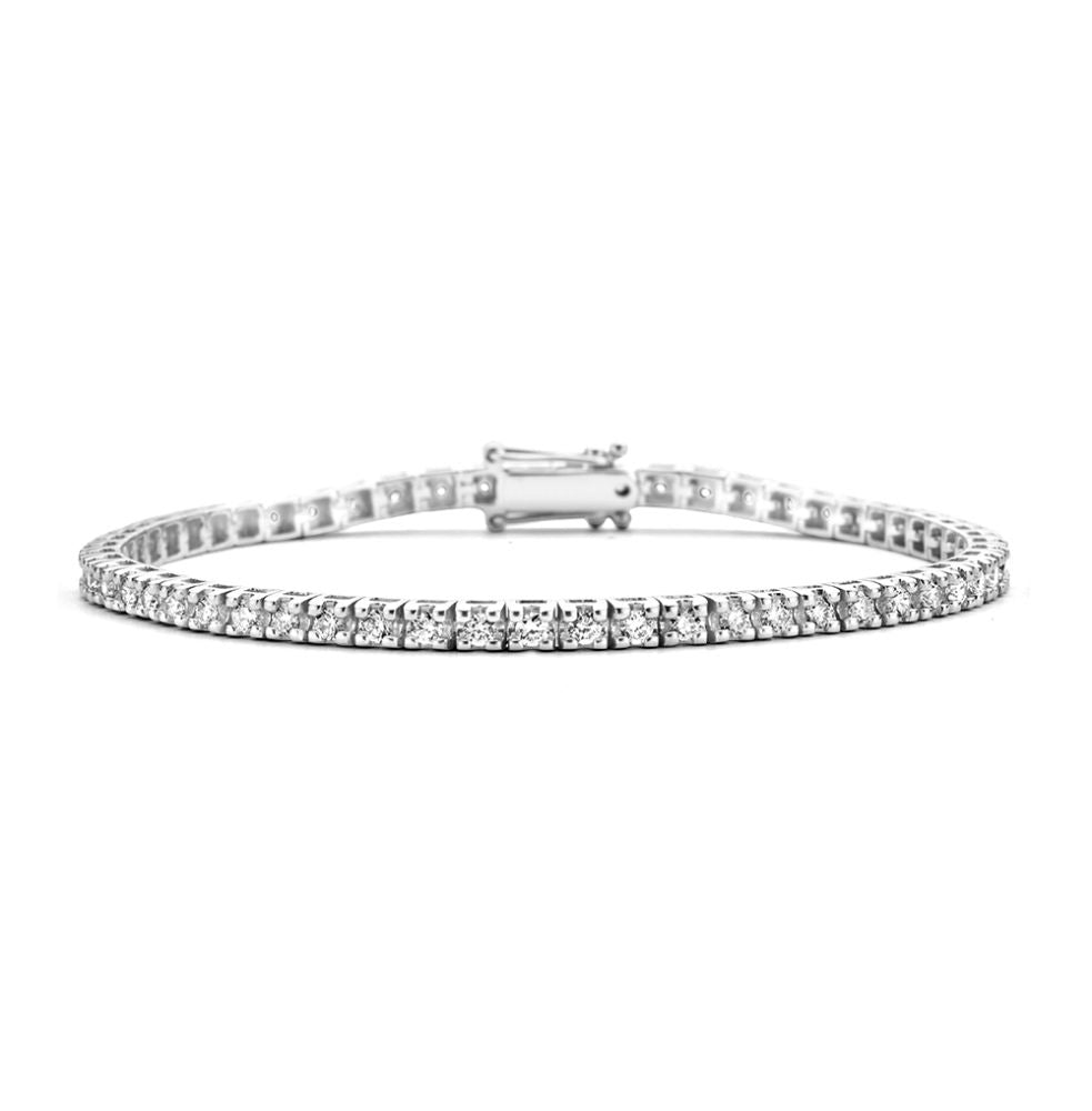 The Excellent Jewelry Witgouden Armband met Diamanten - 2.01 crt Briljant, 14 karaat, schittert met een rij sprankelende diamanten in vierkante zettingen op een witte achtergrond.