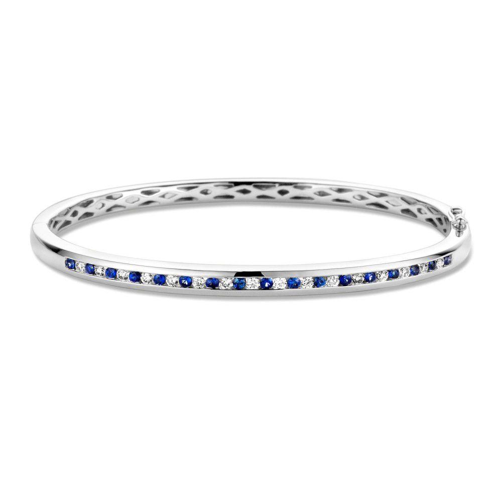 Witgouden slavenarmband met een rij van blauwe saffieren en een briljant, 14 karaat.