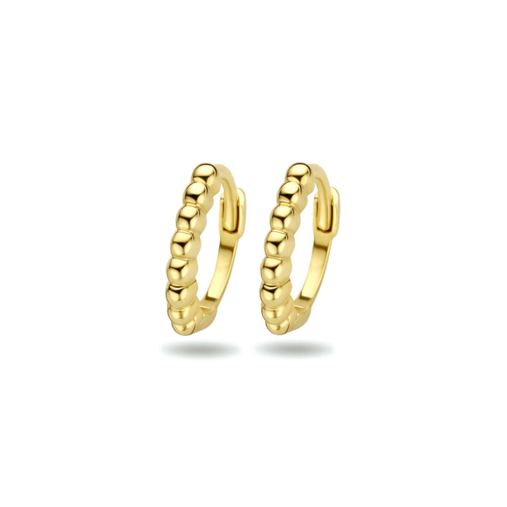 Een paar gouden klapoorringen bolletjes 10 mm 9 Karaat van Van der Kooij Collectie met een kralenstructuur, afgebeeld op een witte achtergrond, die subtiele elegantie geven aan elke look.