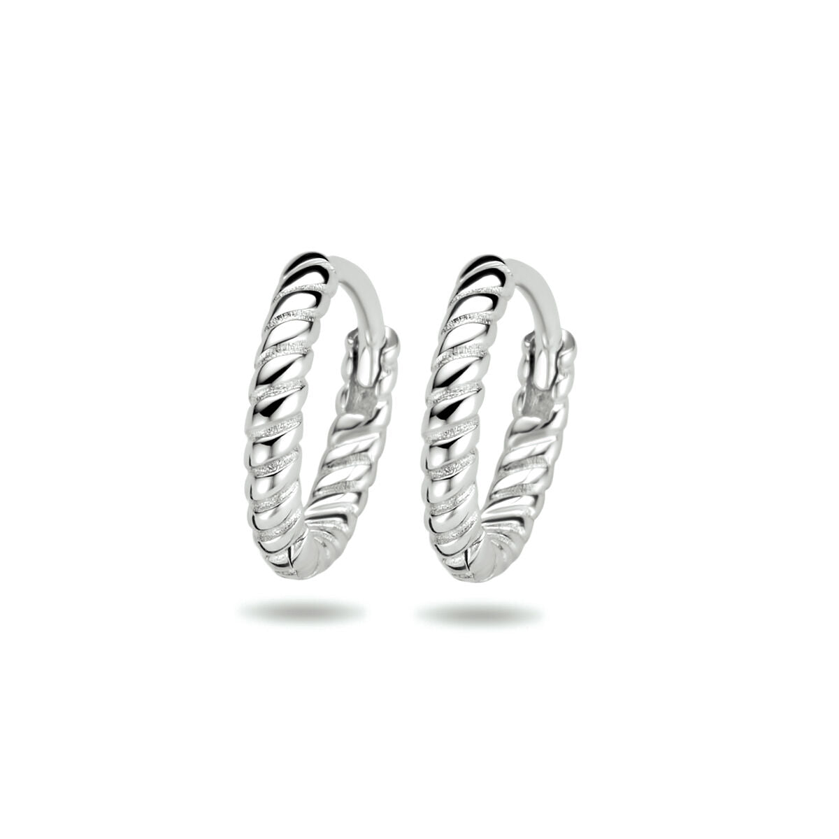 Klapoorringen van gedraaid zilver met een gerhodineerde afwerking.