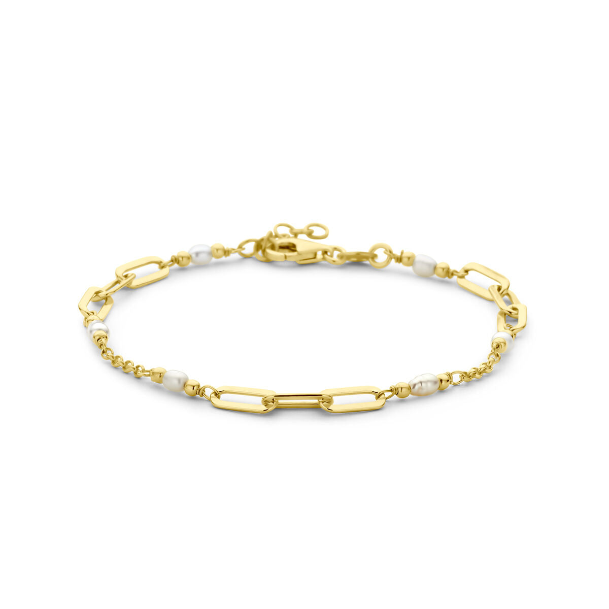 De armband parels 17 + 2 cm van Van der Kooij Collectie is een geel zilver vergulde armband (3 micron) met langwerpige schakels en kleine zoetwaterparels, afgewerkt met een karabijnsluiting.