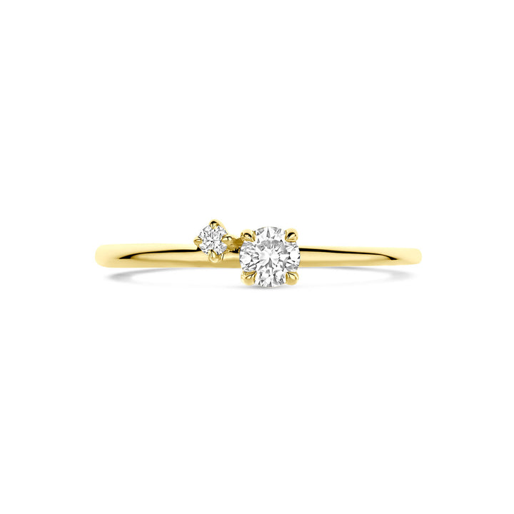 De Van der Kooij Collectie ring met lab-grown diamant 0,20ct H SI in 14K geelgoud heeft een centrale ronde lab-grown diamant en een kleinere zijdiamant, beide in een zetting met pootjes, op een witte achtergrond.
