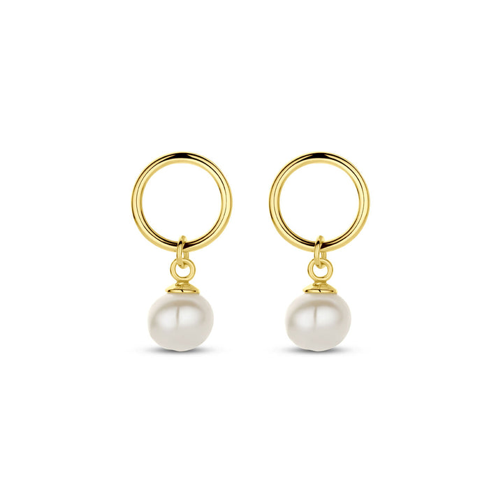 Een paar Van der Kooij Collectie oorhangers parel 17 mm 1 micron zilver verguld (geel) met ronde witte parels hangend aan elke ring, afgebeeld op een effen witte ondergrond.