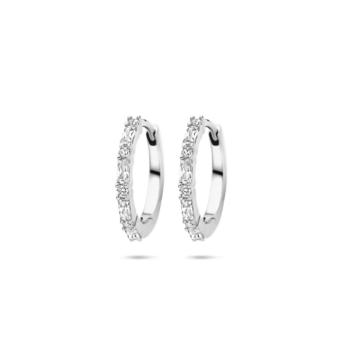 Zilveren klapoorringen van 15 mm met zirkonia-steentjes en gerhodineerde afwerking.