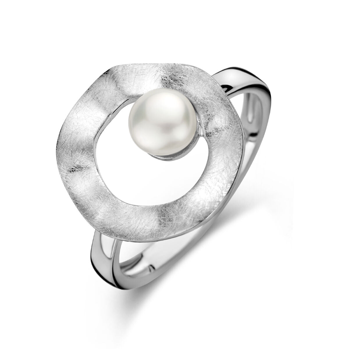 Een gerhodineerd zilveren "ring rondje parel gescratcht" met ronde witte parel in een open, geborsteld ontwerp van Van der Kooij Collectie, gefotografeerd op een witte achtergrond.