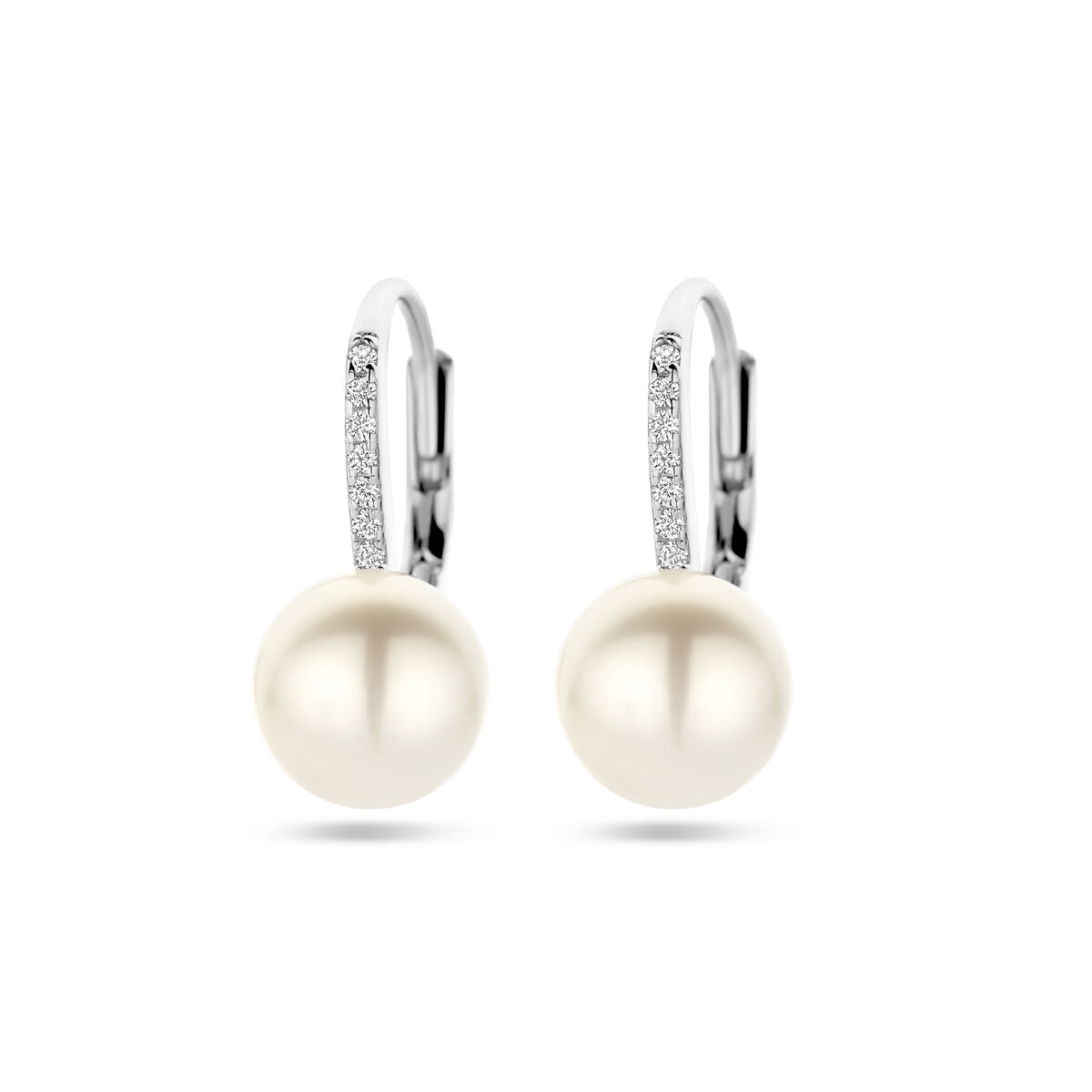 Oorhangers met een parel en zirkonia, zilver gerhodineerd met brisur haak.